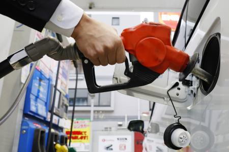 東京都内のガソリンスタンドでの給油