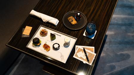 　「オークウッドプレミア東京」で提供されるハイティー。食後にはモンブランのボールペンとポストカード（右）が用意される（提供写真）