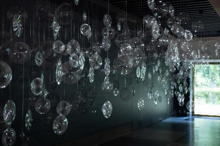 　小松宏誠「雨のうた」（２０１９―２０２６年　ミクストメディア　撮影：稲葉真）（提供写真）