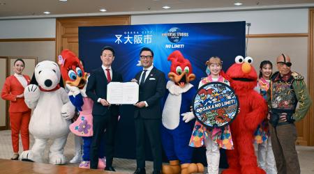 　包括連携協定の締結式で、記念写真に納まるＵＳＪと大阪市の関係者＝１２日午前、大阪市役所