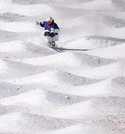 男子モーグル予選 コブを攻める島川拓也=リビーニョ(共同)