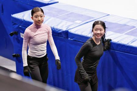 公式練習を終えた千葉百音(左)と中井亜美=ミラノ(共同)