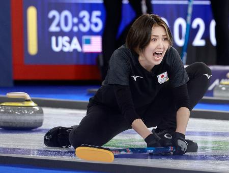 日本―スウェーデン　第６エンド、指示を出す吉村＝コルティナダンペッツォ（共同）