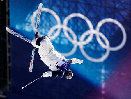 男子モーグル予選　第２エアを決める西沢岳人＝リビーニョ（共同）