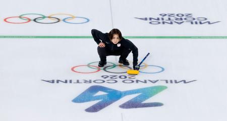 日本―スウェーデン　第８エンド、ショットの行方を見る吉村＝コルティナダンペッツォ（共同）