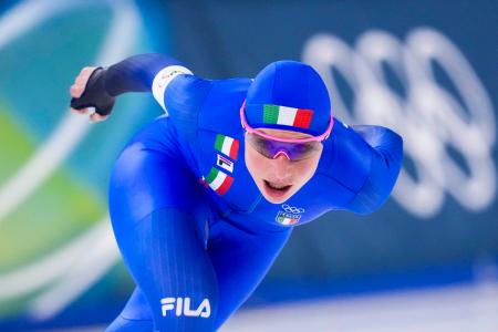 女子５０００メートル　滑走するフランチェスカ・ロロブリジダ。今大会２個目の金メダルを獲得した＝ミラノ（共同）
