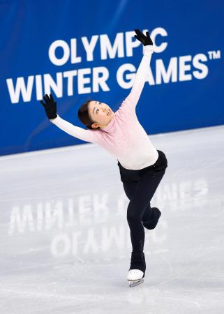 公式練習で調整する千葉百音＝ミラノ（共同）