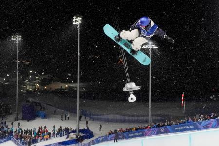 女子ハーフパイプ決勝　技を決める小野光希＝リビーニョ（共同）