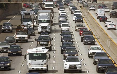 米カリフォルニア州ロサンゼルスの道路で列をなす自動車＝２０２２年（ゲッティ＝共同）