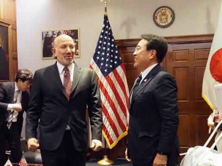 会談に臨む赤沢経産相（右）とラトニック米商務長官＝１２日、ワシントン（経産省提供）