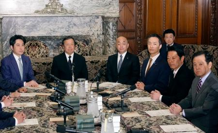 国会内で開かれた衆院の各会派による協議会。右奥は木原官房長官＝１３日午前