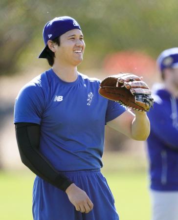 　キャッチボールする米大リーグ、ドジャースの大谷翔平＝１２日、アリゾナ州グレンデール（共同）
