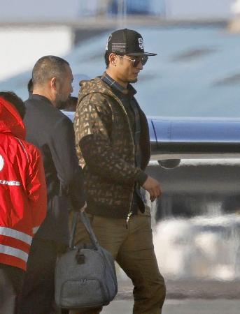 宮崎空港に到着した米大リーグ、パドレスのダルビッシュ。ＷＢＣに向けた日本代表の強化合宿でアドバイザーを務める＝１３日