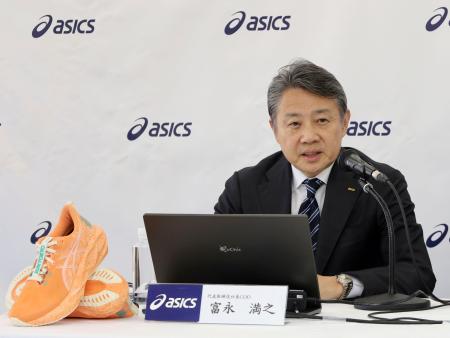 記者会見するアシックスの富永満之社長＝１３日午後、神戸市