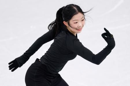 公式練習で調整するフィギュアスケート女子の中井亜美＝１２日、ミラノ（共同）
