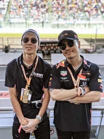 鈴鹿サーキットでＦ１を観戦した小林陵侑（左）とＡＫ―６９さん＝２０１９年１０月（Ｆｌｙｉｎｇ　Ｂ　Ｅｎｔｅｒｔａｉｎｍｅｎｔ　Ｉｎｃ．提供）