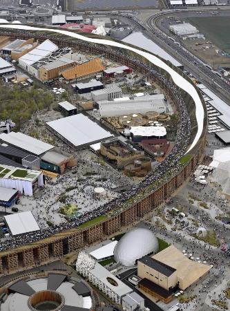 大阪・関西万博会場の大屋根リング＝２０２５年４月、大阪市此花区の夢洲