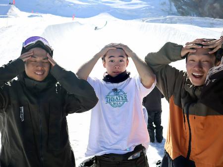 遠征先のスイスでポーズをとる（左から）平野流佳、戸塚優斗、口寸保頼央さん＝２０２３年（口寸保さん提供）