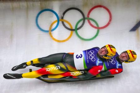 １１日のリュージュ男子２人乗りで滑るドイツのウェンドル、アルト組＝イタリア・コルティナダンペッツォ（ＡＰ＝共同）