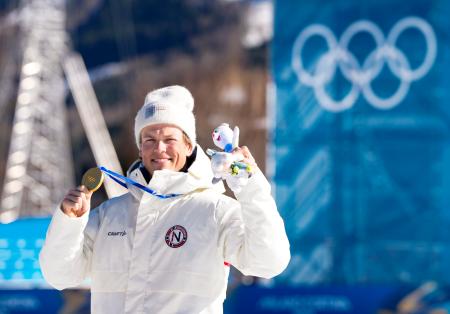 男子１０キロフリーで優勝し、今大会の距離複合とスプリント・クラシカルに続く五輪通算８個目の金メダルを獲得したヨハンネスヘスフロト・クレボ＝テーゼロ（共同）