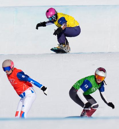 女子スノーボードクロス１回戦　滑走する吉田蓮生（上）＝リビーニョ（共同）