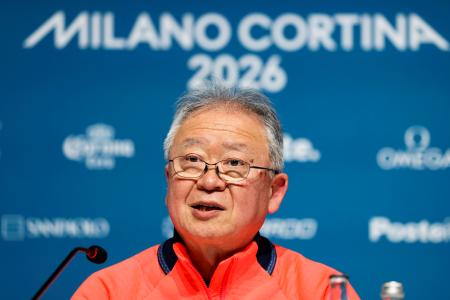 記者会見する日本選手団の伊東秀仁団長＝１３日、イタリア・ミラノ（共同）