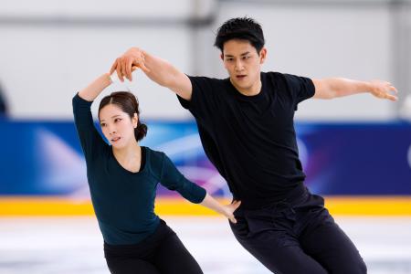 公式練習で調整するペアの三浦璃来（左）、木原龍一組＝ミラノ（共同）