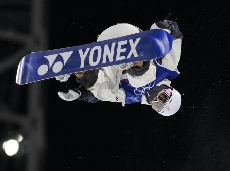 男子ハーフパイプ決勝　技を決める戸塚優斗＝リビーニョ（共同）