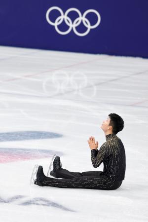 男子フリーの演技を終え、手を合わせる李宇翔＝ミラノ（共同）