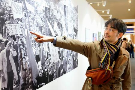 報道写真展「食の戦後史―飢餓、飽食、美食―」を見学する京都大の藤原辰史教授＝１３日、東京都港区