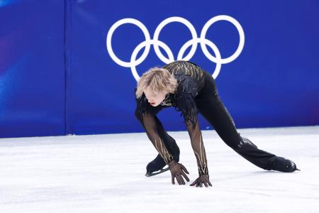 　男子フリー　ジャンプに失敗し、手をつくイリア・マリニン＝ミラノ（共同）