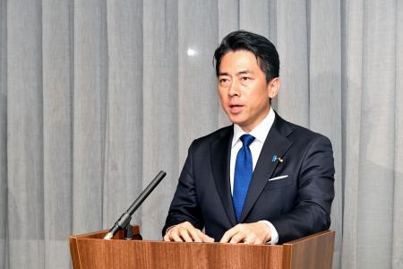 記者会見する小泉防衛相=13日、ドイツ・ミュンヘン(共同)