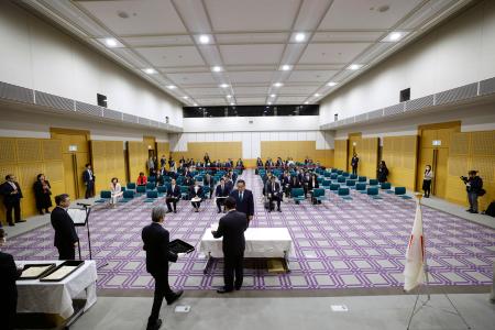 　総務省で行われた第５１回衆院選比例代表の当選証書付与式＝１４日午前