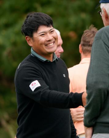 第２ラウンド、笑顔でホールアウトする久常涼。通算１５アンダーで首位＝スパイグラス・ヒルＧＣ（共同）