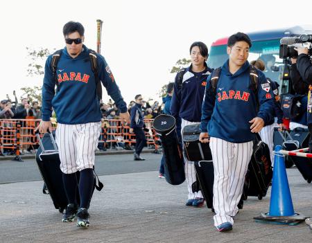 　ＷＢＣ日本代表の強化合宿初日を迎え、球場入りする（左から）佐藤、周東、近藤＝宮崎