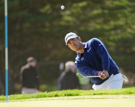 　第２ラウンド、１番でアプローチショットを放つ松山英樹。通算１０アンダーで１０位＝スパイグラス・ヒルＧＣ（共同）