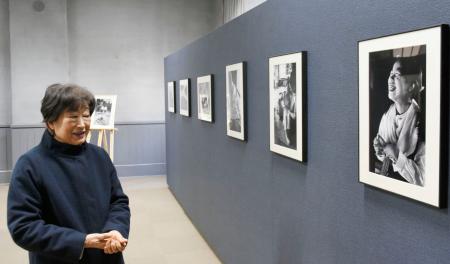 故塩田武史さんの作品について説明する妻の弘美さん＝１２日、熊本市の熊本大