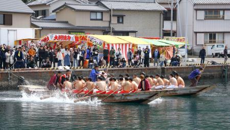 和歌山県串本町の水門祭の「櫂伝馬競漕」＝１４日午後