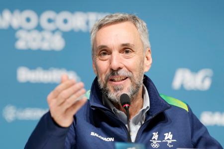 記者会見する大会組織委のバルニエＣＥＯ＝１４日、イタリア・ミラノ（共同）