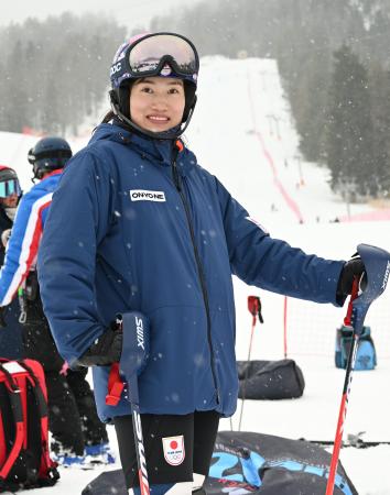 練習を終え、写真に納まるアルペンスキー女子の安藤麻＝ドッビアコ（共同）