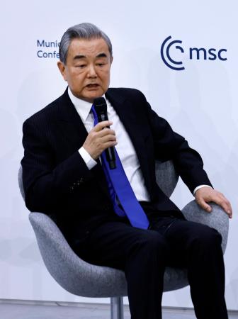 １４日、ミュンヘン安全保障会議で話す中国の王毅外相＝ドイツ・ミュンヘン（ゲッティ＝共同）