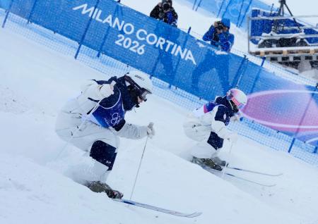 女子デュアルモーグル１回戦　コブを攻める藤木日菜（手前）と中尾春香＝リビーニョ（共同）