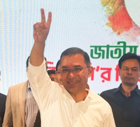 記者会見後にピースサインを掲げるＢＮＰのラーマン党首＝１４日、バングラデシュ・ダッカ（共同）