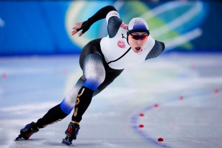 男子５００メートル　滑走する新濱立也＝ミラノ（共同）