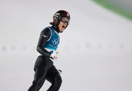 男子個人ラージヒル　１回目の着地を決め、ほえる二階堂蓮＝プレダッツォ（共同）