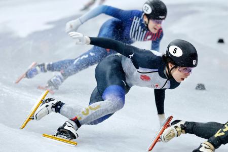 男子１５００メートル予選　滑走する宮田将吾（手前）＝ミラノ（共同）