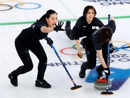 　日本―米国　第５エンド、声を出す近江谷（左）＝コルティナダンペッツォ（共同）