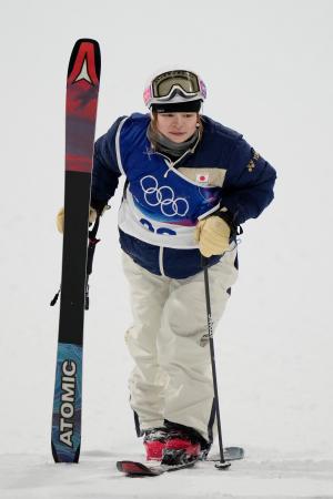 　女子ビッグエア予選の２回目で転倒した古賀結那＝リビーニョ（共同）