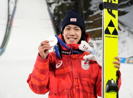 男子個人ラージヒルで銀メダルを獲得し、笑顔で撮影に応じる二階堂蓮=プレダッツォ(共同)