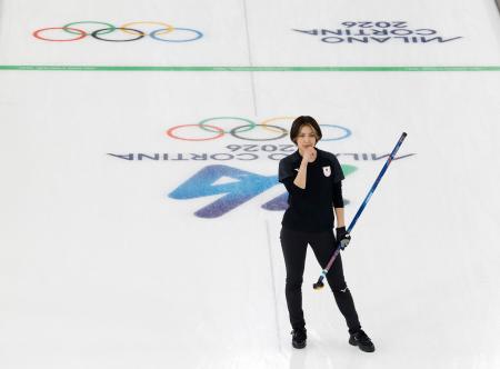 日本―米国 第8エンドの最終ショット後、厳しい表情を見せる吉村。3点を奪われた=コルティナダンペッツォ(共同)